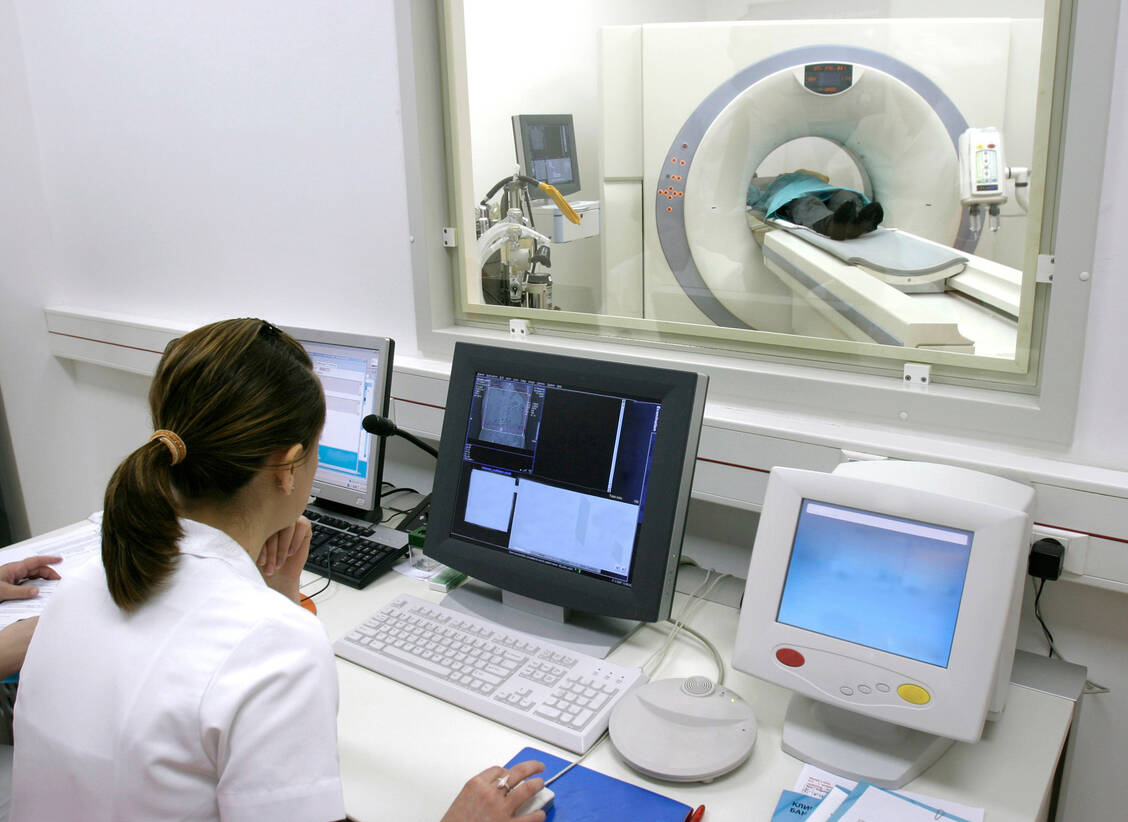 Iodhaltige Kontrastmittel kommen bei vielen diagnostischen Untersuchungen zum Einsatz. Um Risikopatienten zu schützen, erhalten sie vor und nach der Kontrastmittelgabe eine Prophylaxe mit Irenat®-Tropfen. Bei diesem Medikament droht jedoch ein Versorgungsengpass. / Foto: Adobe Stock/Lumos sp
