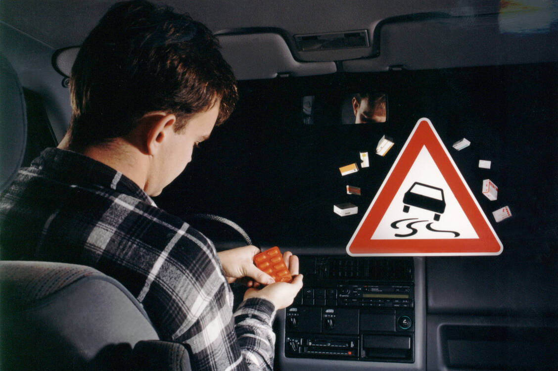 Absolute Fahrverbote gibt es rein verkehrsrechtlich nicht. Patienten sollten den Beipackzettel und die Reaktionen ihres Körpers auf ein Medikament beachten sowie Arzt oder Apotheker um Rat fragen. Im Zweifel sollte auf das Selbstfahren verzichtet werden. / Foto: ABDA