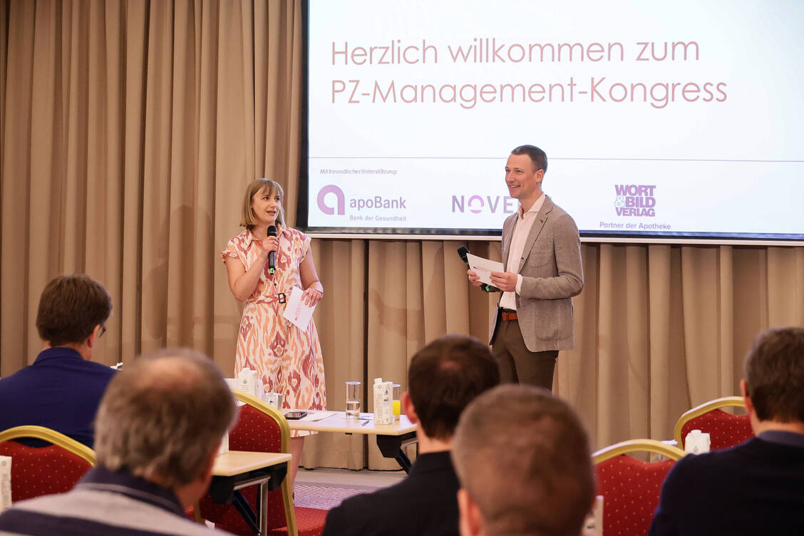 PZ-Chefredakteur Alexander Müller und Redakteurin Daniela Hüttemann kuratieren und moderieren das hochkarätige Kongress-Programm. / © PZ/Alois Müller