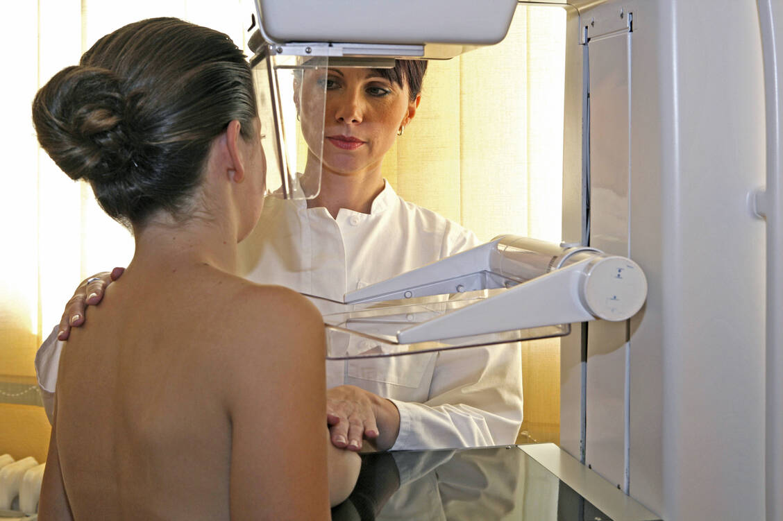 Die Mammografie kann äußerst unangenehm sein, hilft aber, kleine Tumoren der Brust früher zu erkennen. / Foto: imago/Blickwinkel