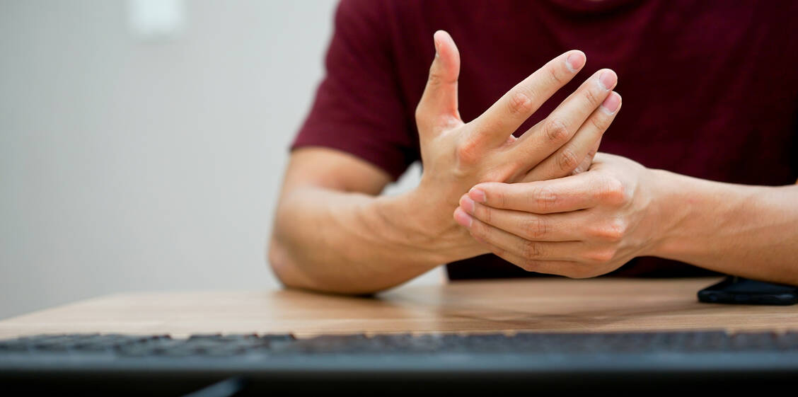 Ein Taubheitsgefühl vom Daumenballen bis zum Ringfinger ist typisch für das Karpaltunnelsyndrom. Menschen, die ihre Hände stark beanspruchen, sind besonders häufig betroffen. / Foto: Adobe Stock/chinnarach