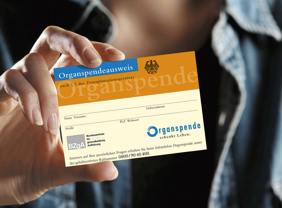 Viele Menschen finden Organspenden gut, doch nur wenige entscheiden sich aktiv zur Spende und tragen einen Organspendeausweis.  / Foto: BzgA
