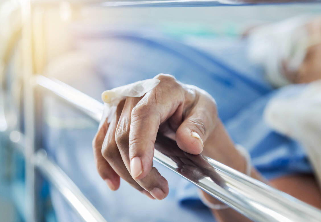 Eine Sepsis kann lebensbedrohlich verlaufen und erfordert eine sofortige intenisve Therapie. Betroffen sind häufig ältere, multimorbide Menschen.   / Foto: ©Soonthorn - stock.adobe.com