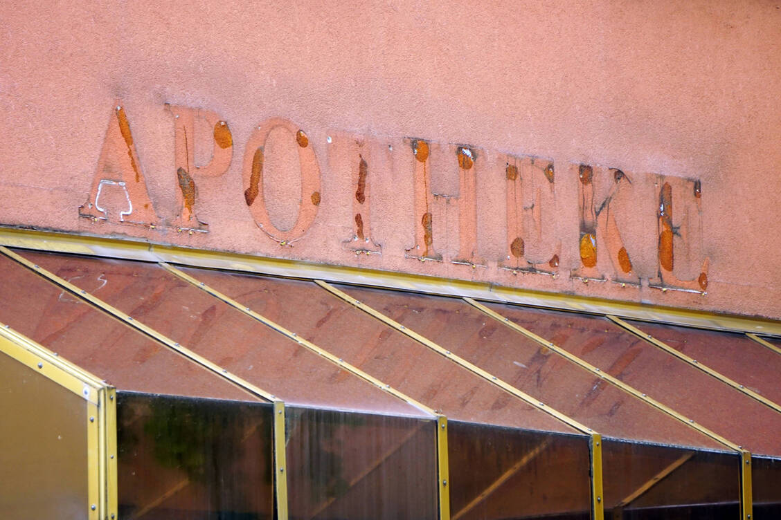 Ein ehemaliger »Apotheke« Schriftzug an einem Gebäude.  / © Imago/CHROMORANGE