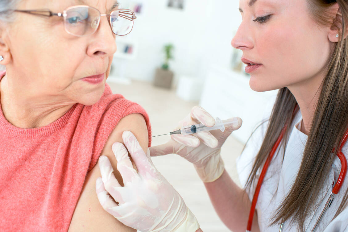 Insbesondere Älteren wird empfohlen, sich gegen die Grippe impfen zu lassen. Jetzt ist dies auch in Apotheken möglich. / Foto: Adobe Stock/auremar