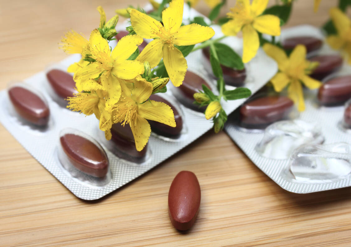 Nur Johanniskraut-Präparate auf Basis von Trockenextrakten in ausreichend hoher Dosierung gelten als wirksam gegen leichte bis mittelschwere Depressionen. / Foto: Getty Images/liveostockimages