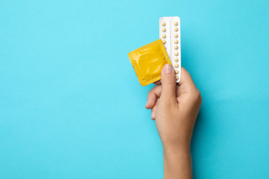 Bei der Verhütung vertrauen die meisten Jugendlichen in Deutschland beim ersten Mal Sex auf Kondome, wie aus einer Umfrage der Bundeszentrale für gesundheitliche Aufklärung hervorgeht. Immer weniger greifen hingegen zur Antibabypille.  / Foto: Adobe Stock / New Africa