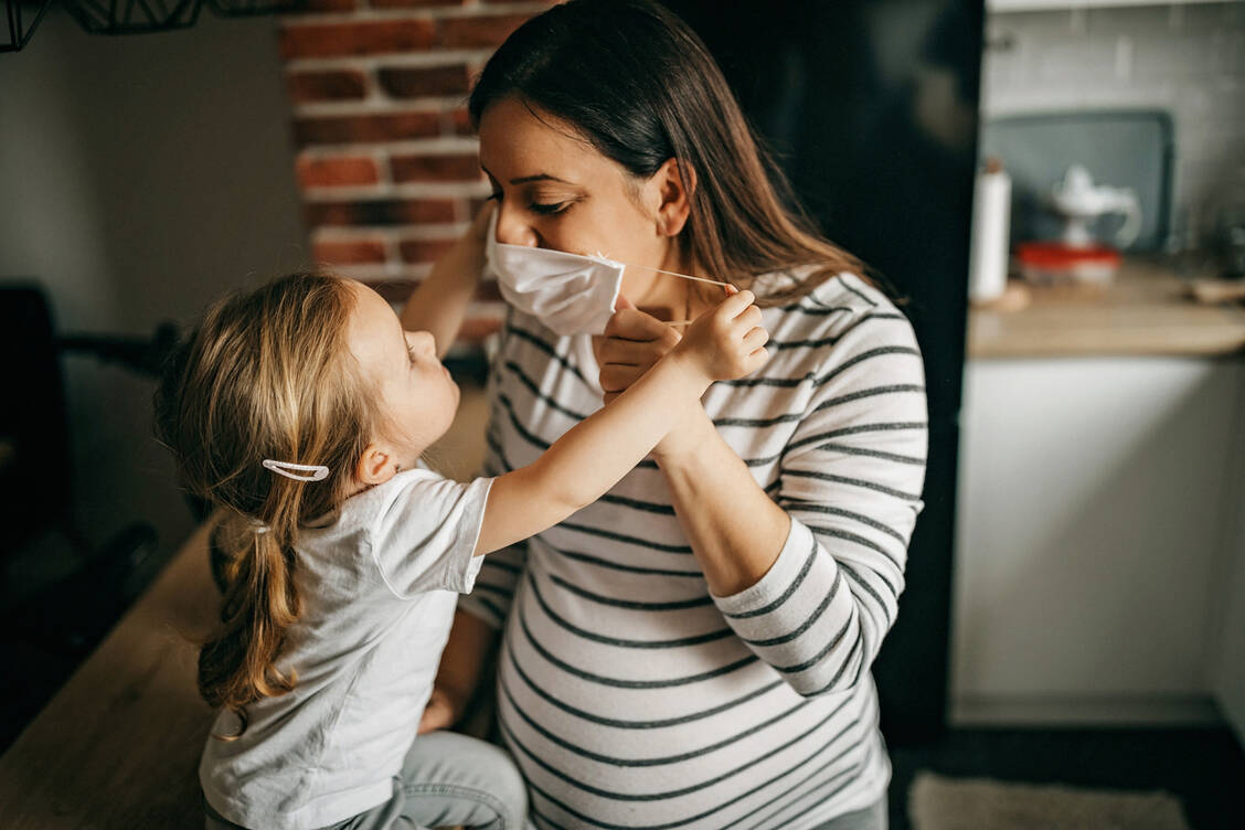 An Schwangeren und Kindern wurden die Covid-19-Impfstoffe bislang noch nicht getestet. Die STIKO empfiehlt, die engsten Kontaktpersonen von Schwangeren, also deren Partner, zu impfen. / Foto: Getty Images/StefaNikolic