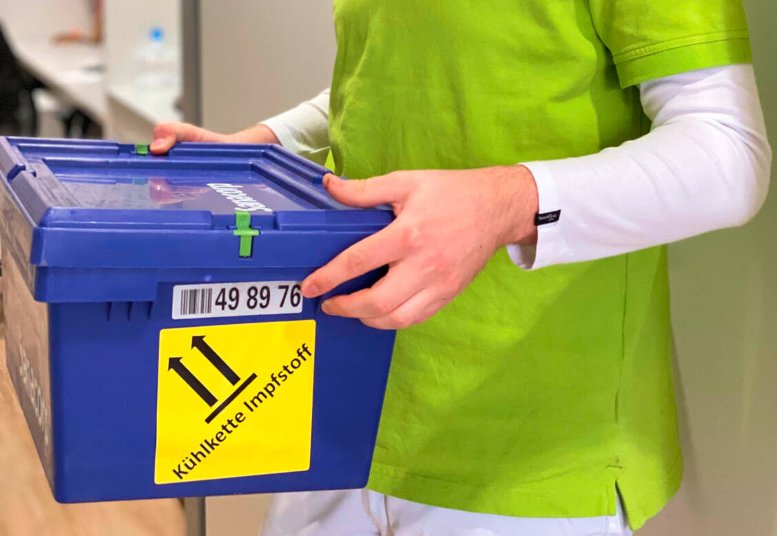Wie viele andere Apotheken auch, erhielt die Vital-Apotheke in Bad Saulgau am gestrigen Dienstag die ersten Covid-19-Impfstoffe. Die Impf-Vials verweilten jedoch nicht lange in der Apotheke und wurden gleich weiter an eine Arztpraxis geliefert. / Foto: Vital-Apotheke Bad Saulgau