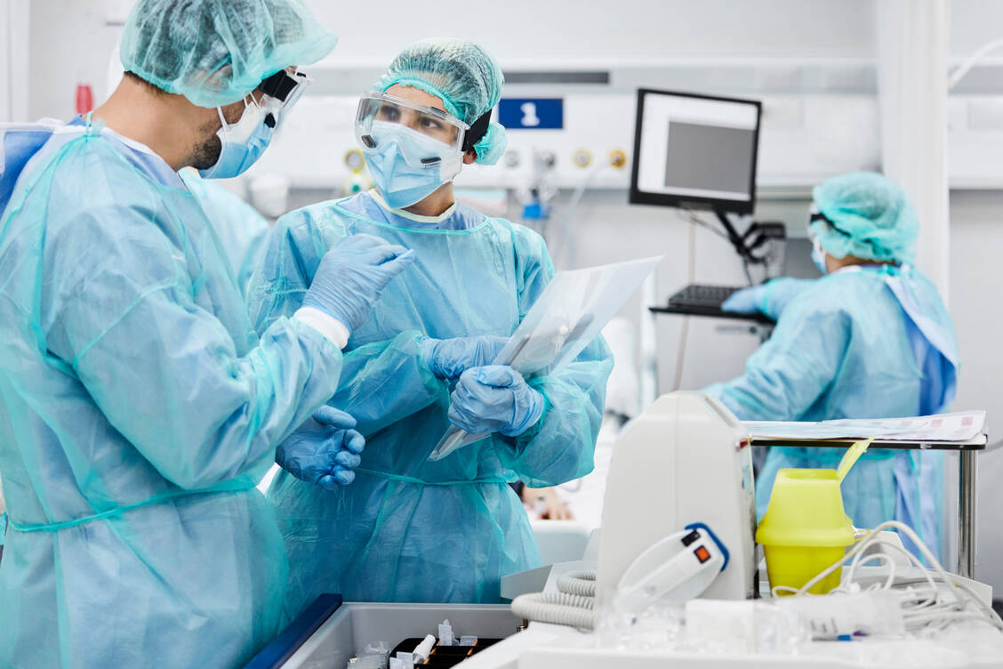 Covid-19-Patienten mit systemischer Inflammation sollen nach neuester Empfehlung der Fachgesellschaften nun eine Einmaldosis des IL-6-Inhibitors Tocilizumab erhalten.  / Foto: Getty Images/Morsa Images