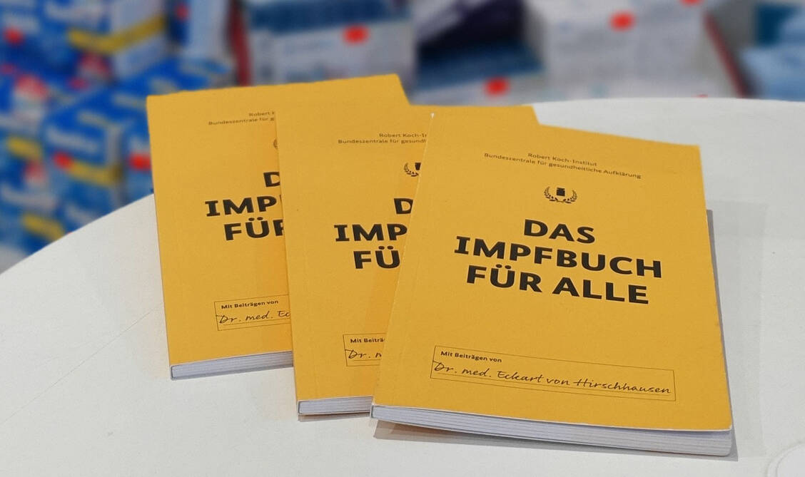 Kostenlos und mit niedrigschwelligem Angebot: Seit Anfang Juli liegt in Apotheken das »Impfbuch für alle« aus. Laut Bundesgesundheitsministerium ist das Interesse daran groß. / Foto: AVNR