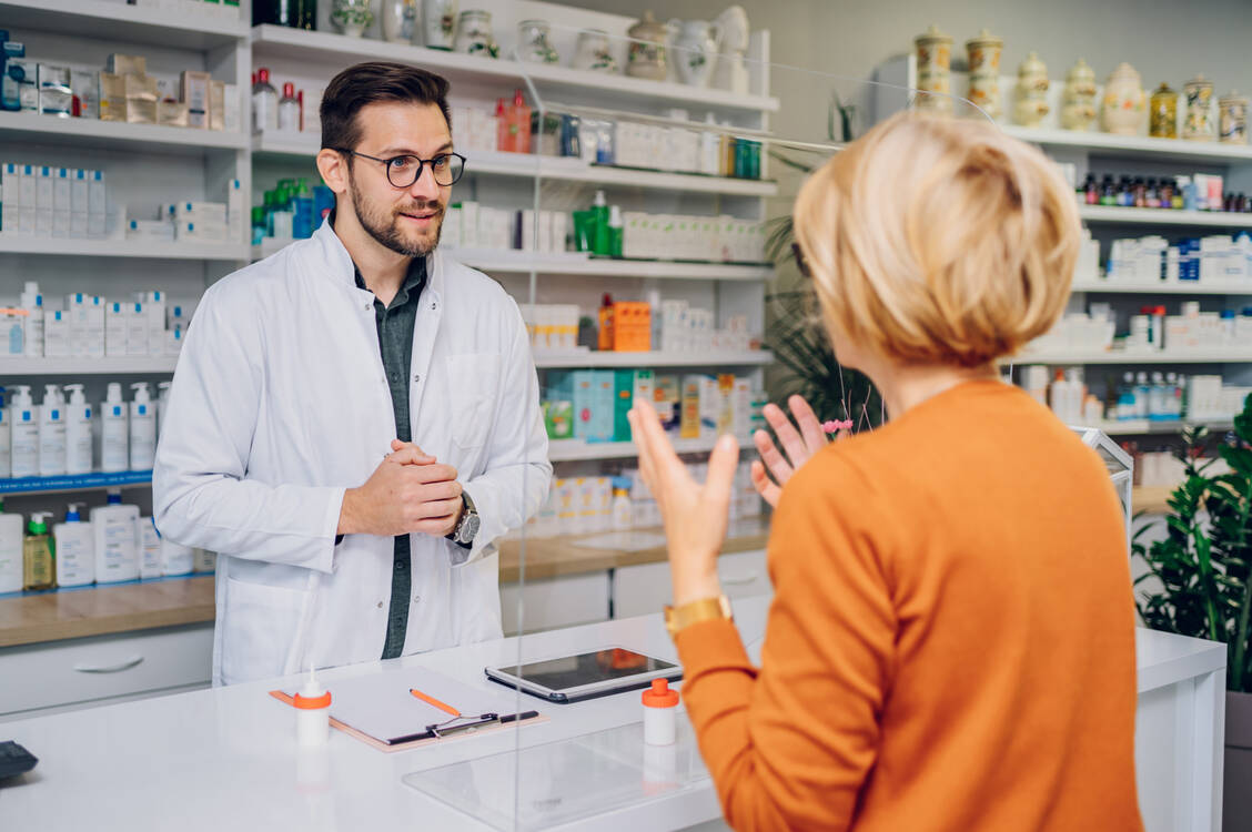 Pharmacist Prescribing entlastet in vielen Ländern die Primärversorgung bei akuten unkomplizierten Erkrankungen. / © Shutterstock/Zamrznuti tonovi