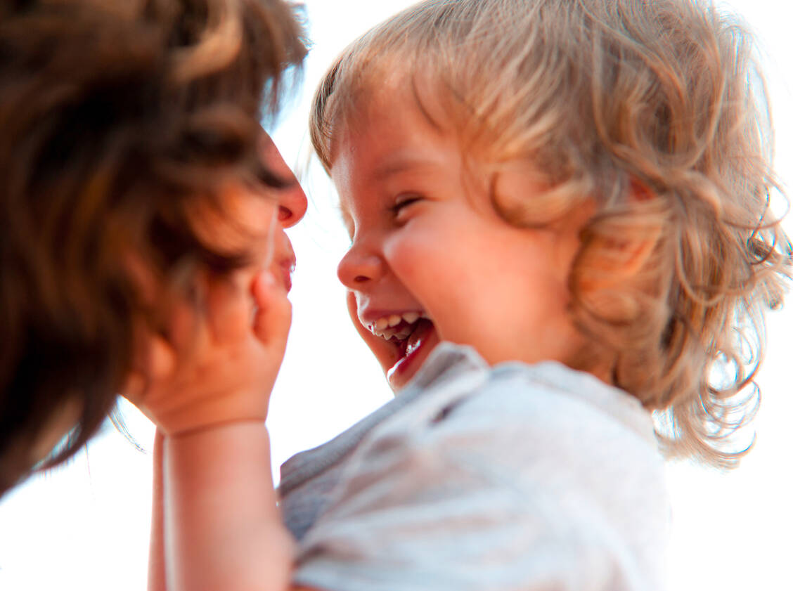 Wenn Eltern früh auf eine positive Interaktion mit ihrem Kind trainiert werden, kann das bei Risikokindern die Ausprägung einer Autismus-Spektrum-Störung vermindern. / Foto: Adobe Stock/lumen-digital