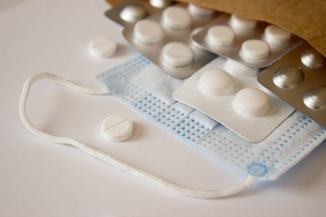 Oral bioverfügbare Covid-19-Medikamente werden dringend benötigt. Das Antidepressivum Fluvoxamin hat in Studien auf sich aufmerksam gemacht. Da es recht günstig ist, wäre das auch ein Wirkstoff, den sich ärmere Länder leisten könnten. / Foto: Adobe Stock/skadhi_art