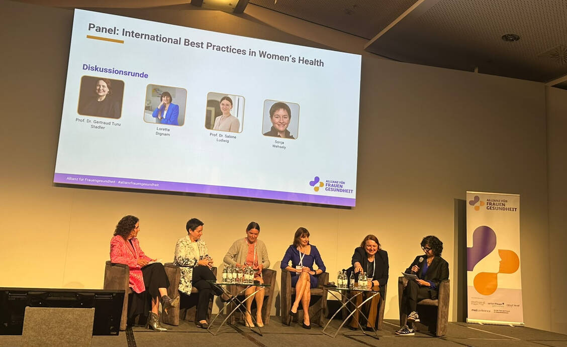 Von links nach rechts: Cornelia Wanke (Allianz Frauengesundheit), Sonja Wehsely (Siemens Healthineers), Professorin Sabine Ludwig (Medizinische Universität Innsbruck), Loretta Dignam (The Menopause Hub), Professorin Gertraud Turu Stadler (Charité) und Marla Luther (Allianz Frauengesundheit). / © PZ / Paulina Kamm