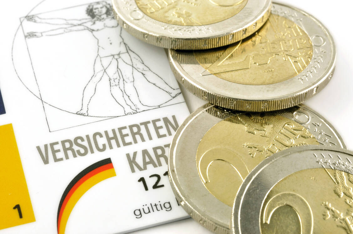 Weil das Gesetz eine Kostenbeteiligung bei Folgeerkrankungen nach ästhetischen Operationen vorsieht, forderte die Kasse 1.300 Euro von der Klägerin. / Foto: Fotolia/Setareh