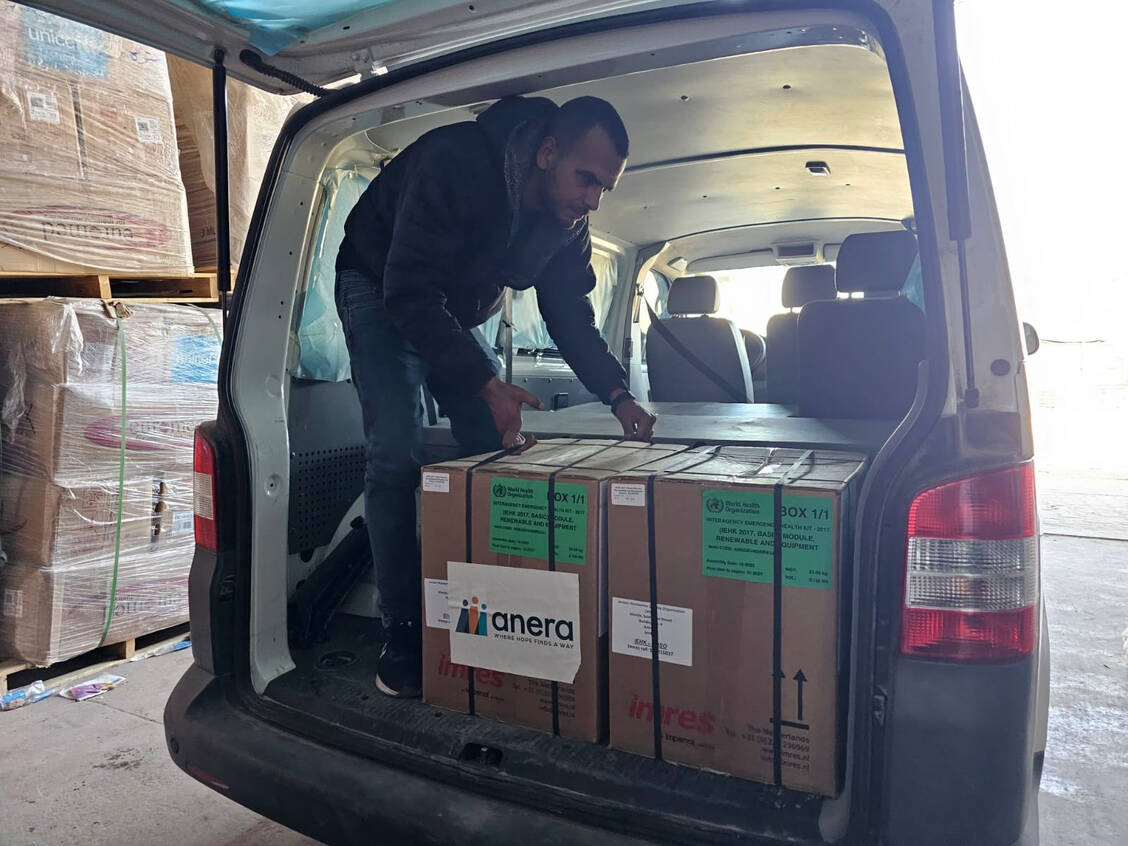 Die Medikamente der Hilfsorganisation Apotheker ohne Grenzen für den Gazastreifen wurden auf drei Transporter aufgeteilt. / Foto: Apotheker ohne Grenzen
