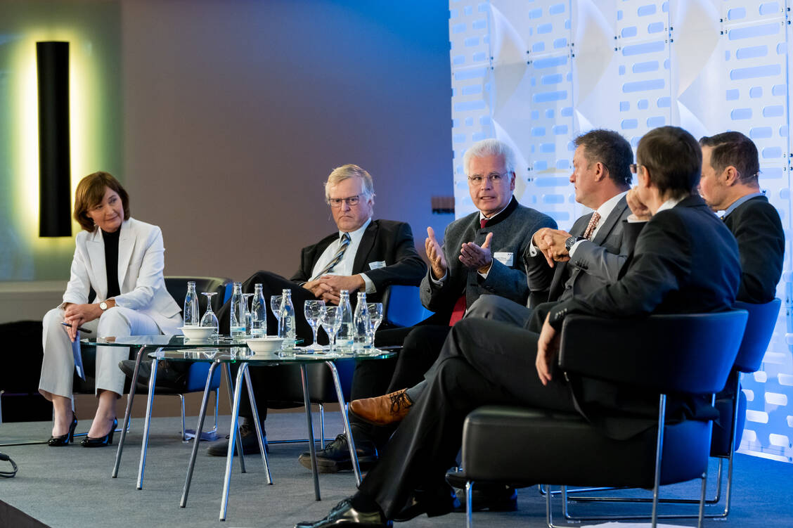 In der Diskussionsrunde zum Thema OTC-Switch bei der BAH-Mitgliederversammlung appellierte BAK-Präsident Thomas Benkert (3. von links) an die Hersteller, die Rolle der Vor-Ort-Apotheker bei der Beratung zu OTC zu stärken. / Foto: BAH/Pietschmann