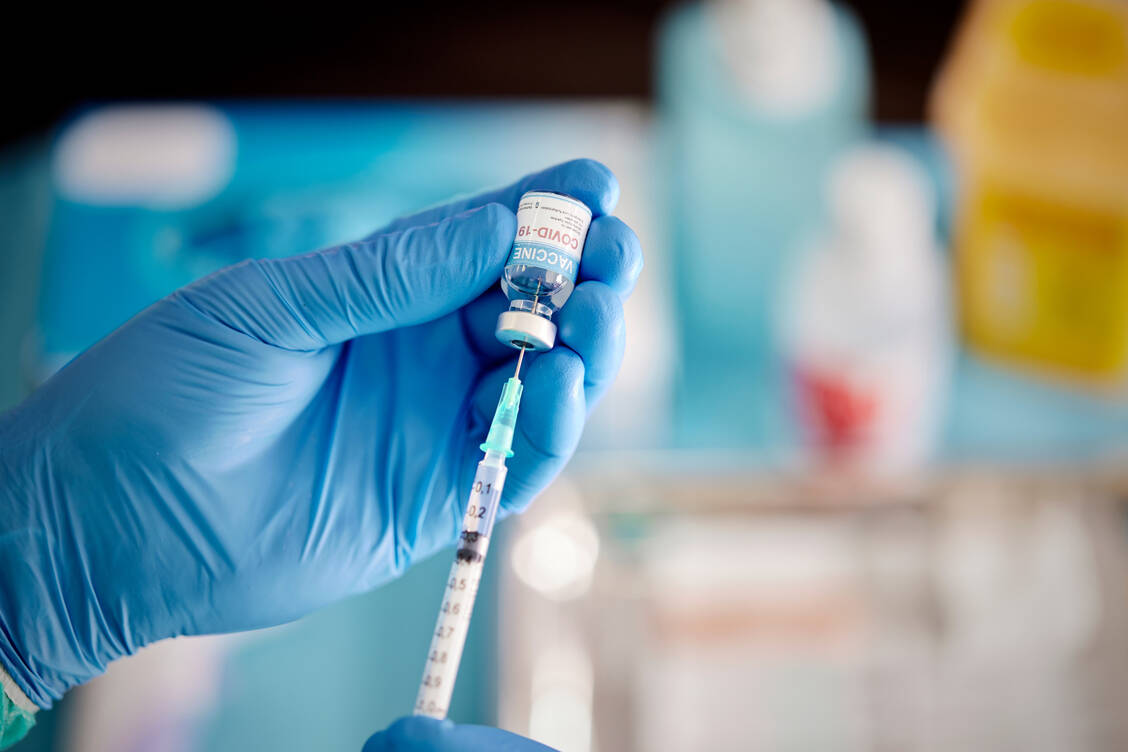 Der Zuspruch der Kunden zum Covid-19-Impfangebot in Apotheken ist groß. Einer aktuellen Umfrage zufolge geht die Initiative in der Hälfte aller Fälle daher auch direkt vom Kunden aus.  / Foto: Getty Images/Morsa Images