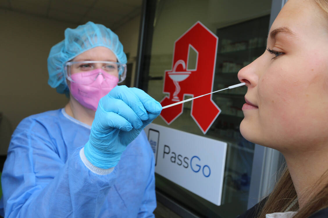 Die Vergütung für Tests auf das Coronavirus soll von 9,50 auf 8 Euro sinken. Die ABDA lehnt dies in einer Stellungnahme ab. / Foto: picture alliance/dpa/dpa-Zentralbild