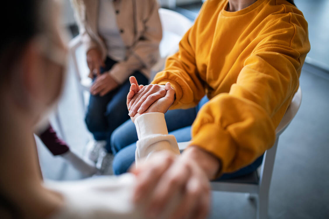 Betroffenen kann es helfen, sich mit anderen psychisch Kranken über ihre Erfahrungen auszutauschen. Gleiches gilt für Angehörige. / Foto: Getty Images/Halfpoint Images