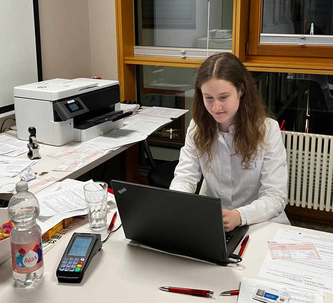 PhiP Anna Liepina übernahm das Einchecken der Impfgäste. / © PZ/Daniela Hüttemann