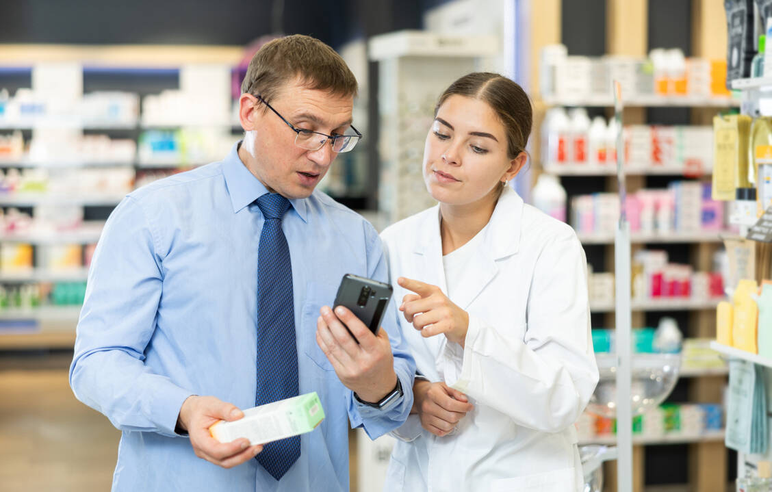 Frankreich will künftig Papier sparen und probiert nun aus, wie Apothekenkunden damit zurechtkommen, Beipackzettel per QR-Code abzurufen. / Foto: Adobe Stock/JackF