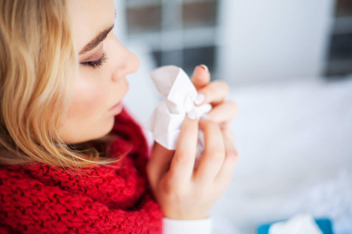 Lotsenfunktion: Insbesondere in der Erkältungszeit beraten Apotheker viel und empfehlen Patienten, wenn nötig, auch den Arztbesuch.   / Foto: Adobe Stock/Maksymiv Iurii