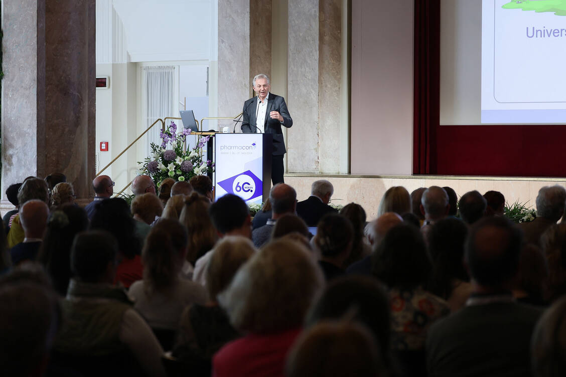 2024 referierte Professor Dr. Dieter Steinhilber beim Pharmacon Meran über die universitäre Lehre und Forschung im Fach Pharmazie, dieses Jahr wird er gemeinsam mit Professor Dr. Theo Dingermann über Longevity und die Rolling Stones sprechen. / © PZ/Alois Müller