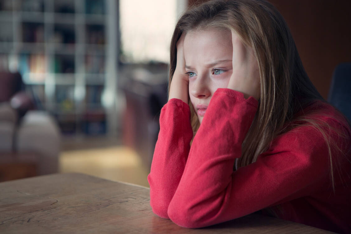 Ein gesamtgesellschaftliches Problem: Einsamkeit bei Kindern. / © Getty Images/Elva Etienne