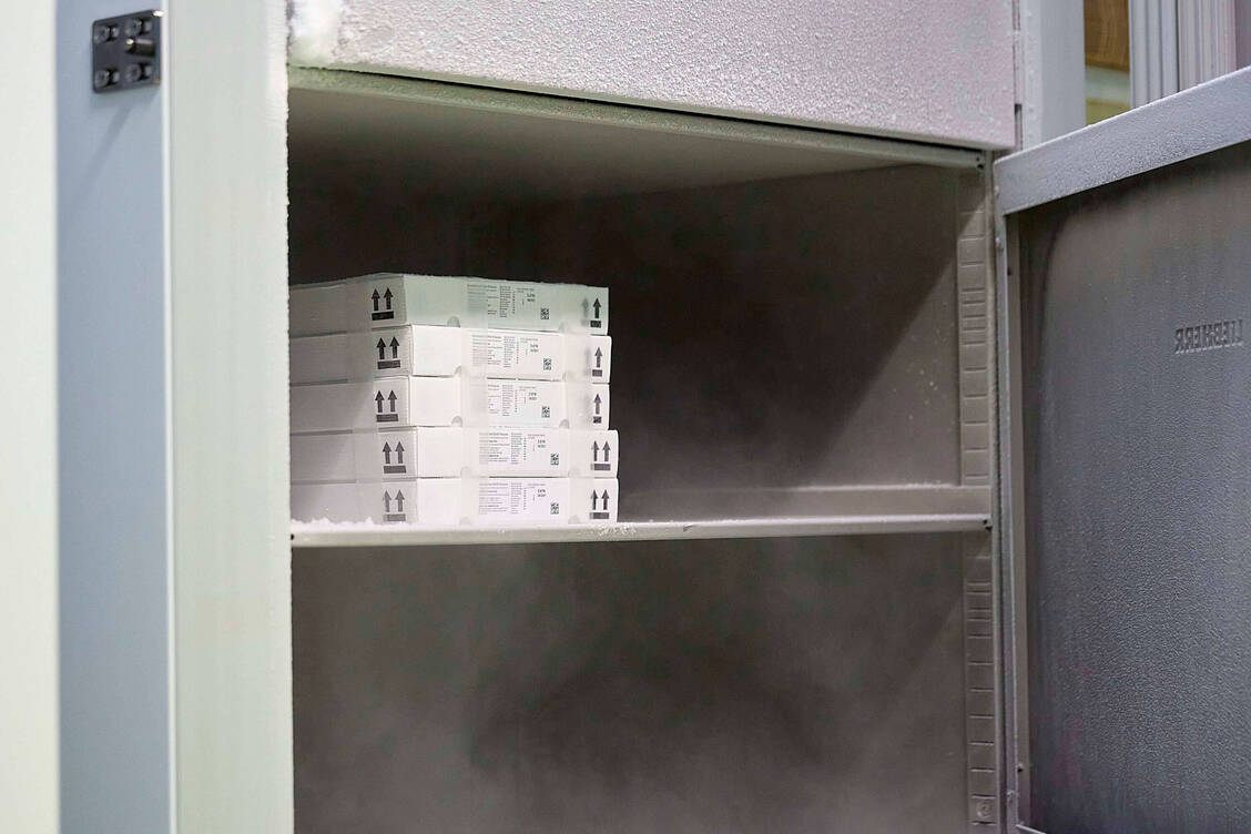 Leere Schränke könnte es bald nicht mehr geben, wenn in Marburg (Hessen) eine weitere Produktionsstätte den Impfstoff Comirnaty produziert. / Foto: imago images/photonews.at