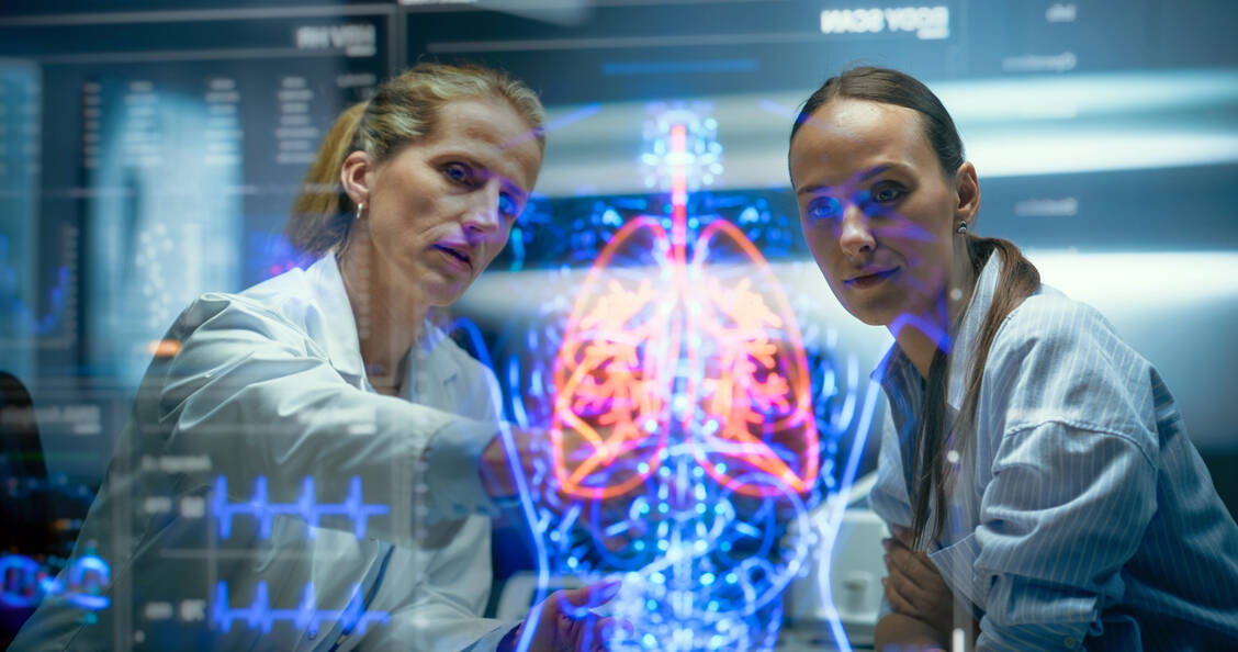 Spezielle für Diagnostik optimierte KI-Modelle können in Zukunft Ärztinnen und Ärzte unterstützen. Einige Tech-Unternehmen sind hier schon auf gutem Weg. / © Shutterstock/Gorodenkoff