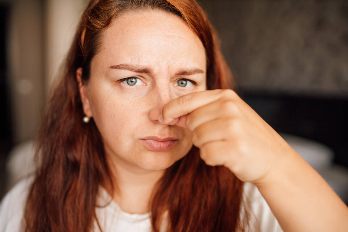 Geruchsstörungen sind in der Pandemie als mögliches Symptom einer SARS-CoV-2-Infektion bekannt geworden. Sie können aber auch Anzeichen einer Epilepsie sein. / Foto: Getty Images/Iuliia Burmistrova