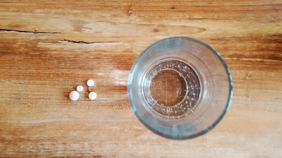 Niedrig dosierte ASS zum Schutz vor Krebs – das sollten sich ältere Menschen besser sparen. / © Getty Images/Silke Enkelmann/EyeEm