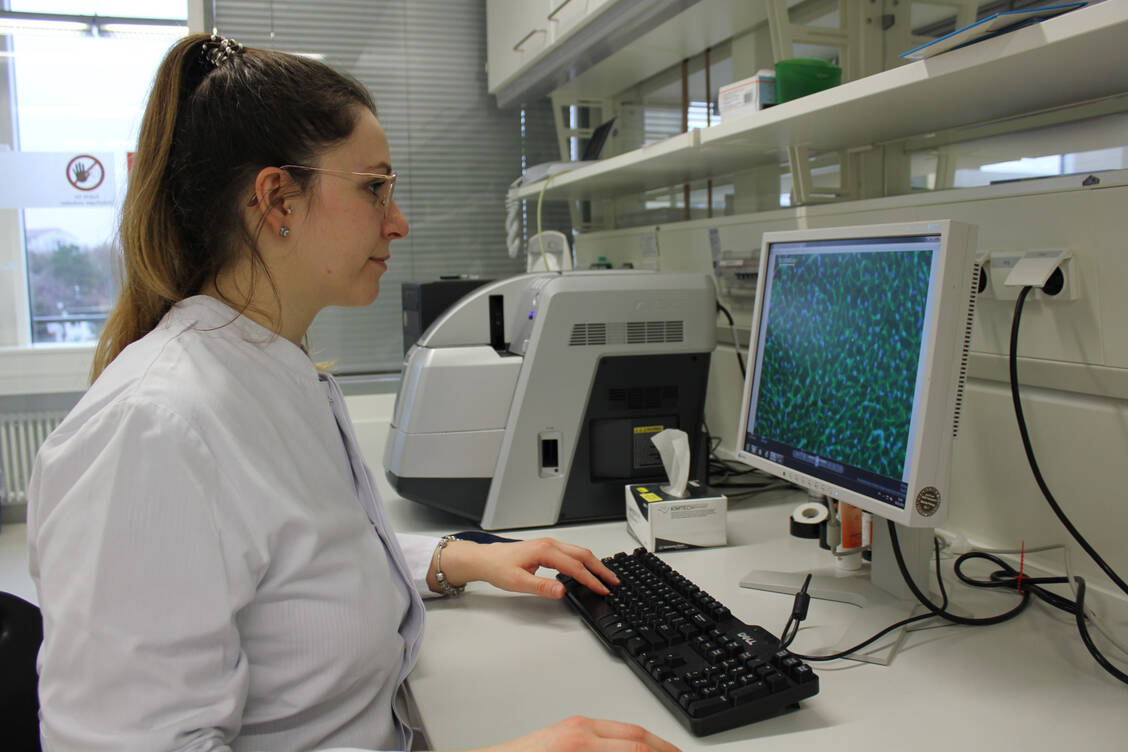 Antonella Cellini bei der Laborarbeit: »Man muss Frustrationstoleranz mitnehmen. Die ist natürlich nur gegeben, wenn man das Forschungsthema mag, interessant findet oder sogar dafür lebt.« / Foto: Kirstin Linkamp