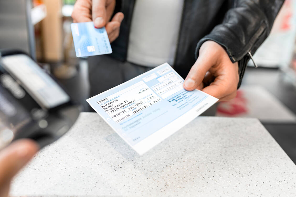 Für die Einbindung der Privatversicherten in den Start des E-Rezepts gibt es weder eine gesetzliche Grundlage noch die nötige technische Infrastruktur, zeigen Recherchen der PZ. / Foto: ABDA