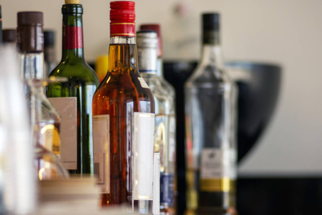 Schätzungen zufolge sind hierzulande rund 4,2 Prozent der Erwachsenen alkoholabhängig.  / © GettyImages/jopstock