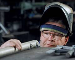 Selbst ist der Mann! Was beim Heimwerken gilt, ist mitnichten auf die Behandlung von Augen­krankheiten übertragbar. Diese gehört meist in die Hand des Arztes.
<p class="fotonachweis">Foto: Fotolia/Ingo Bartussek</p>