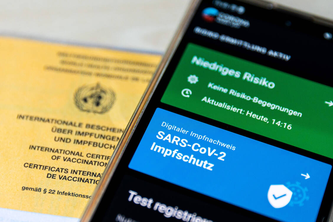 Den Impfschutz digital anzeigen lassen: Eigentlich kein Problem, allerdings wurden diese Woche auch einzelne echte Impfzertifikate gesperrt. Dieser Sperrmechanismus soll aber weiterentwickelt werden. / Foto: Imago Images/Michael Matthey