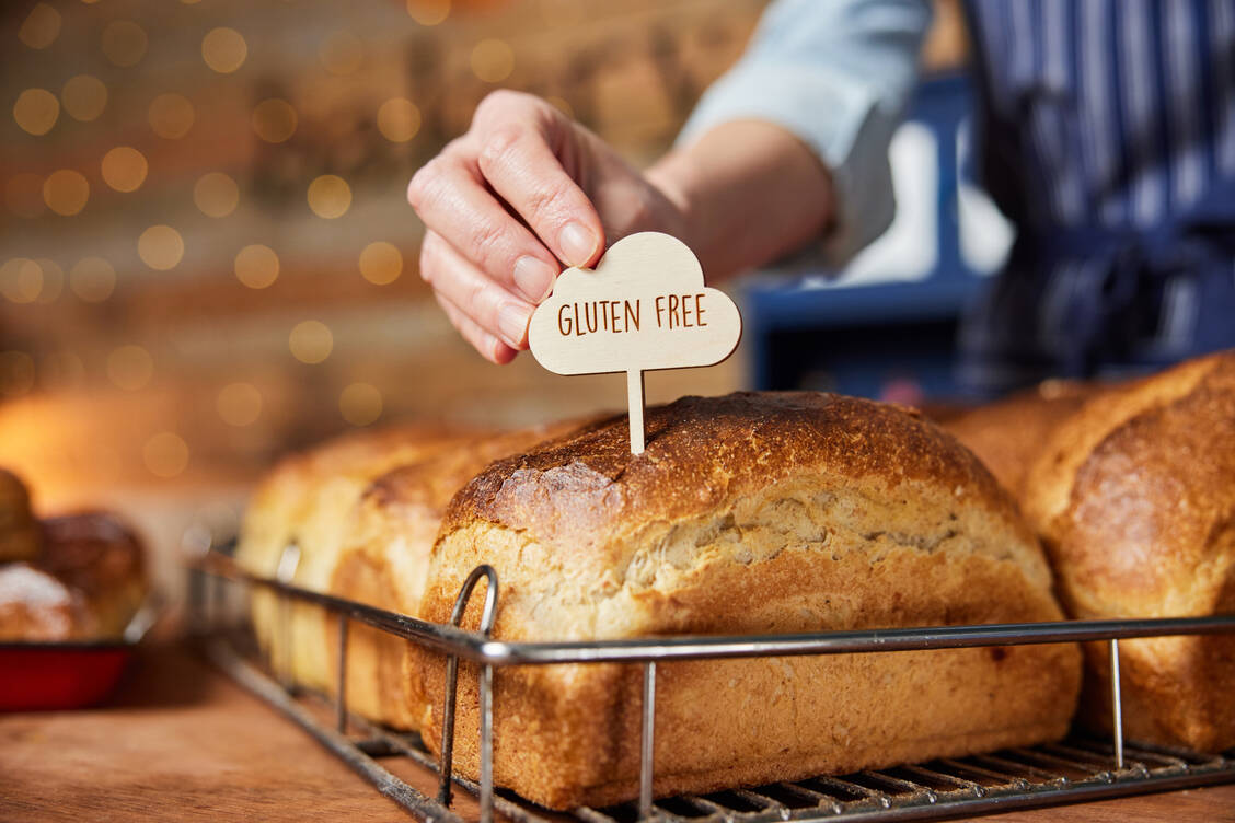 Eine anlasslose glutenfreie Ernährung bringt eher Risiken mit sich. Unabdingbar ist sie jedoch für Menschen mit Zöliakie. / © Getty Images/Daisy-Daisy