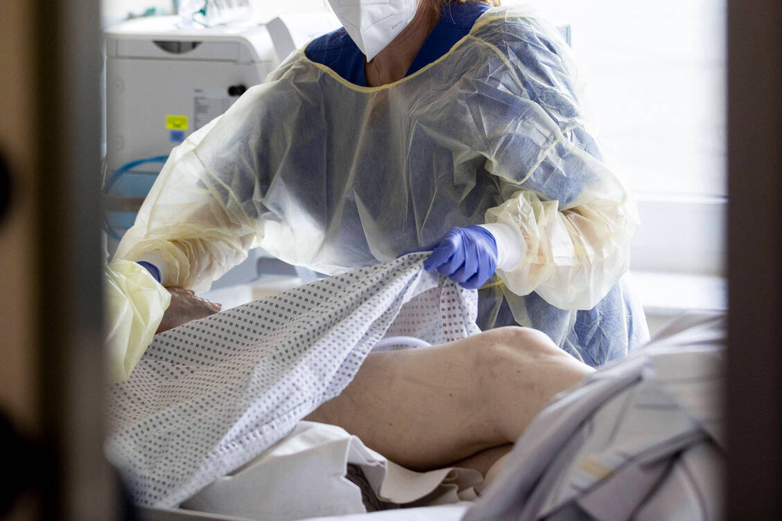 In den Krankenhäusern lagen vergangenes Jahr rund 176.000 Menschen aufgrund einer Covid-19 Erkrankung. Davon musste jede fünfte Person auf der Intensivstation behandelt werden. / Foto: Imago Images/Reichwein