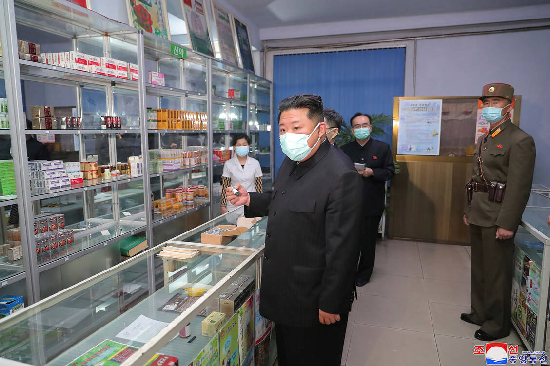 Nordkoreas Machthaber Kim Jong Un bei einem Apothekenbesuch in der Stadt Pjöngjang. / Foto: picture alliance / ASSOCIATED PRESS
