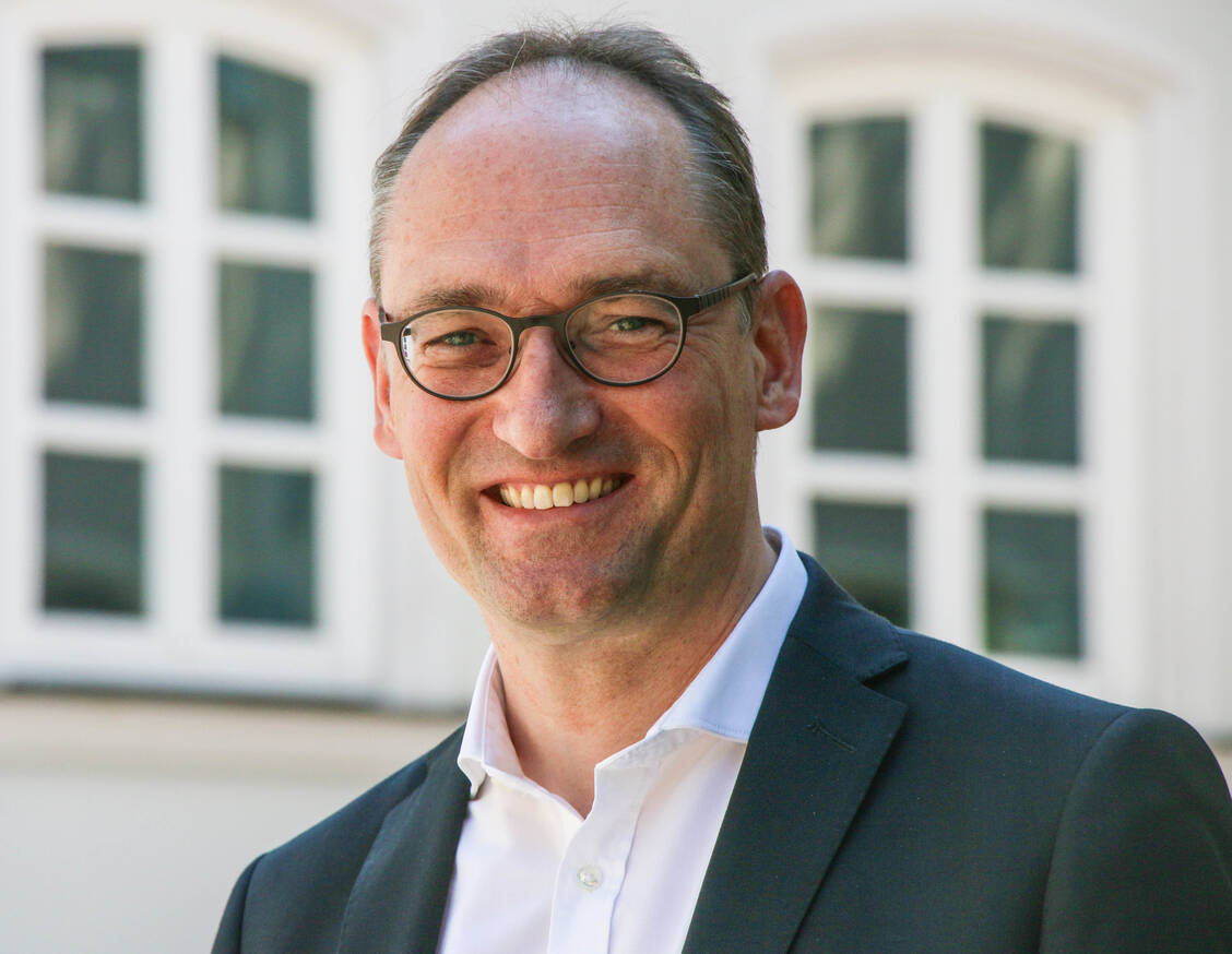 Um die Versorgung der Patientinnen und Patienten zu stabilisieren, müssten Abhängigkeiten vom außereuropäischen Ausland reduziert werden, sagt Bernhard Seidenath,  gesundheitspolitische Sprecher der CSU-Fraktion in Bayern.  / Foto: picture alliance / SZ Photo