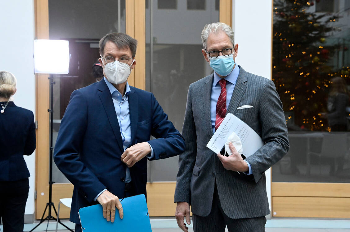 Werden die Proteste und Boykott-Androhungen von KBV-Chef Andreas Gassen (rechts) bei Bundesgesundheitsminister Karl Lauterbach (SPD) (links) auf offene Ohren stoßen? / Foto: picture alliance / Geisler-Fotopress