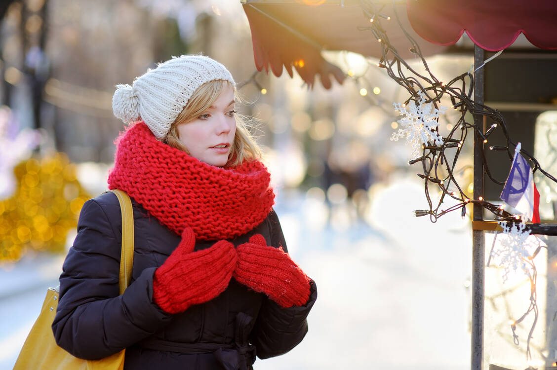 Lieber einen roten Schal als einen roten Hals  / Foto: Adobe Stock/Maria Sbytova