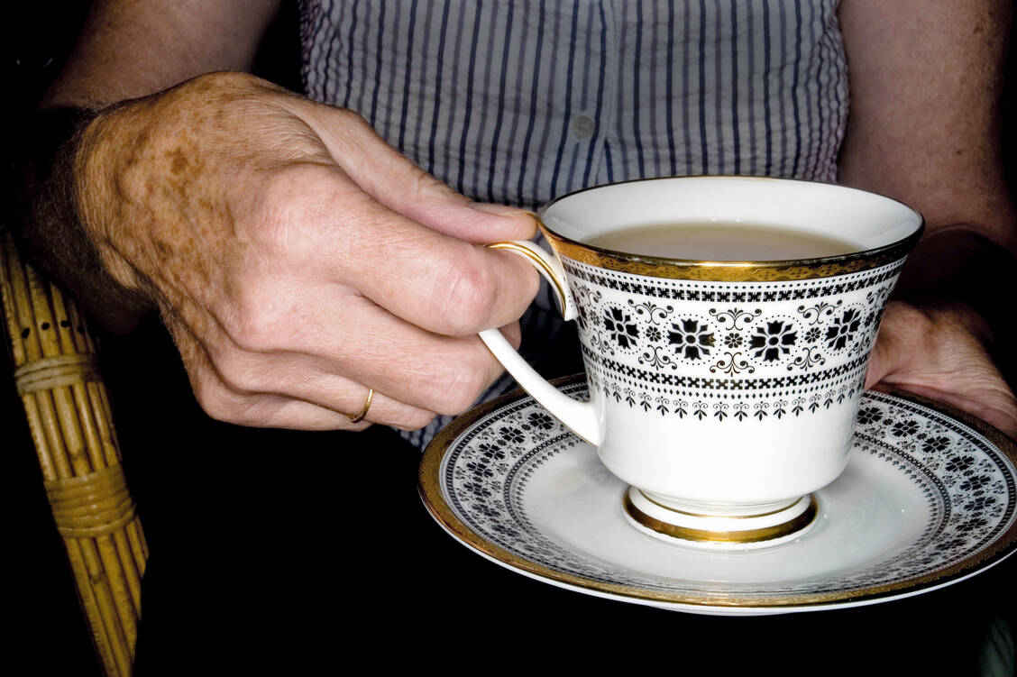 Ein klassisches Symptom der Parkinson-Erkrankung, der Tremor, kann für Betroffene eine erhebliche Einschränkung im Alltag darstellen. / Foto: Imago/Blickwinkel