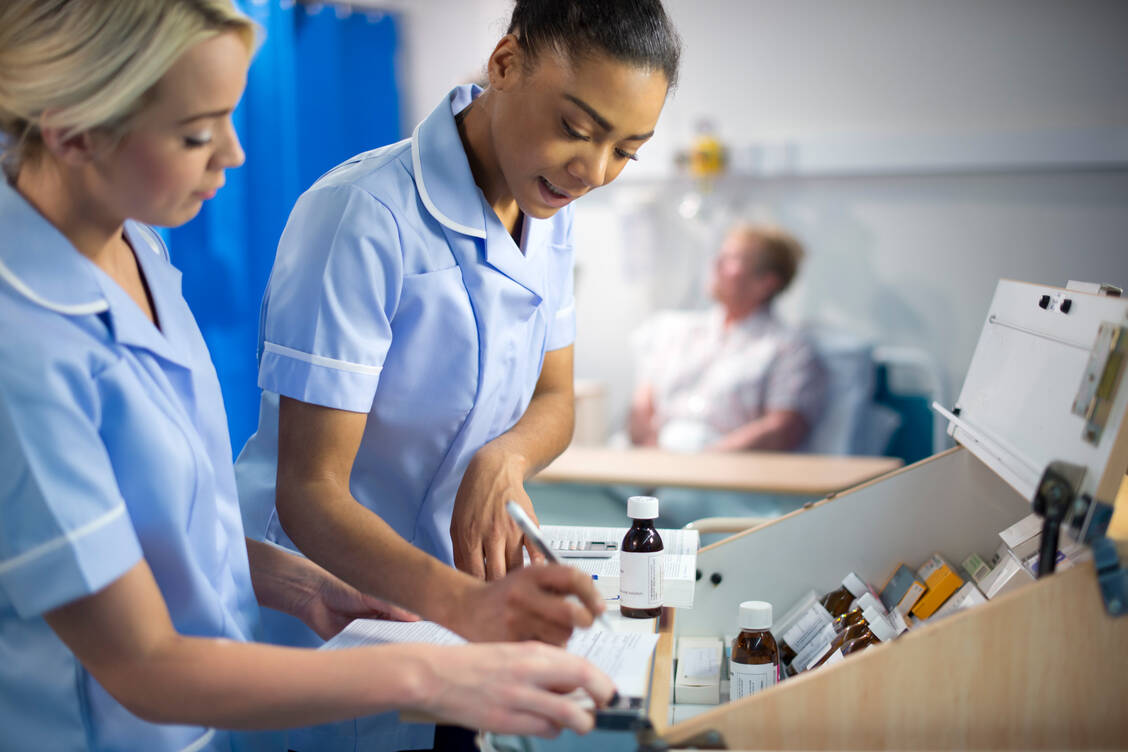 Muss ein Patient im Krankenhaus behandelt werden, wird seine Medikation häufig stark umgestellt. / Foto: Getty Images/sturti