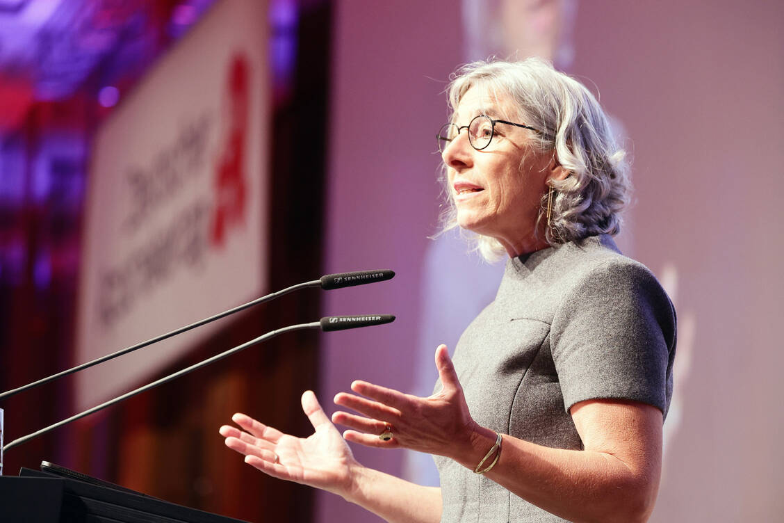 Mit einer kämpferischen Rede eröffnete die ABDA-Präsidentin den Deutschen Apothekertag. Es wurde deutlich: Der Frust bei den Apothekerinnen und Apothekern über den Bundesgesundheitsminister ist mittlerweile sehr groß. / Foto: PZ/Alois Müller