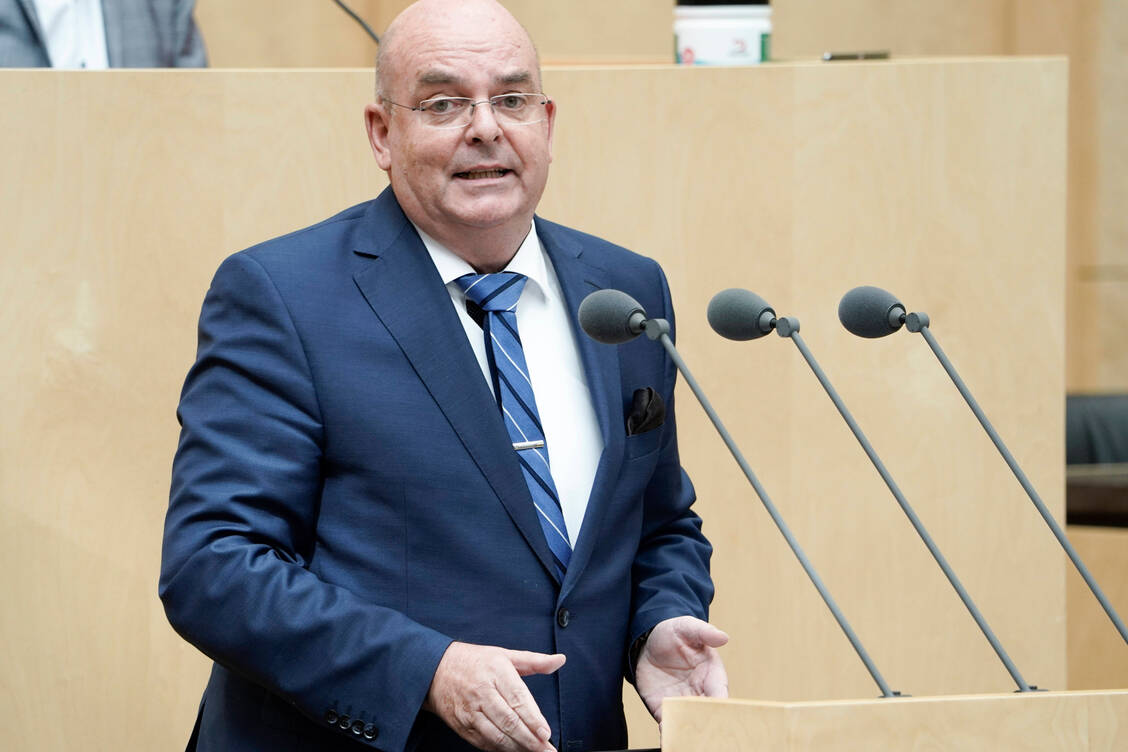 SPD-Staatssekretär Edgar Franke reagierte auf den Brandbrief der Apotheken – die wiederum luden ihn daraufhin zu einer öffentlichen Diskussion über die Zukunft der Arzneimittelversorgung ein. / Foto: IMAGO/Political-Moments