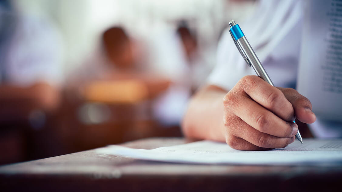 Der Gegenstandskatalog veranschaulicht den Pharmaziestudenten, welche Grundkenntnisse im ersten Staatsexamen erwartet werden. / Foto: Adobe Stock/Physics Art